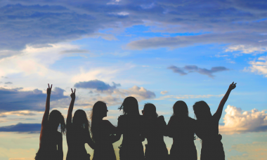 groupe de femme au coucher de soleil