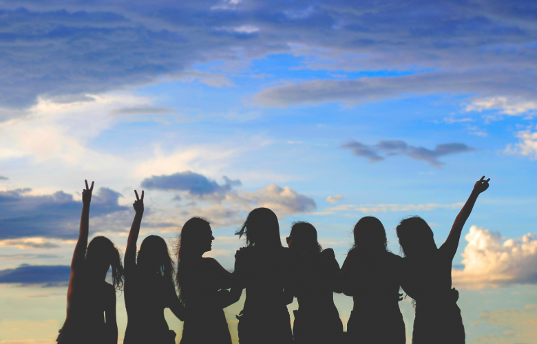 groupe de femme au coucher de soleil