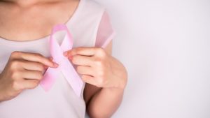 femme-portant-le-symbole-de-lutte-contre-le-cancer
